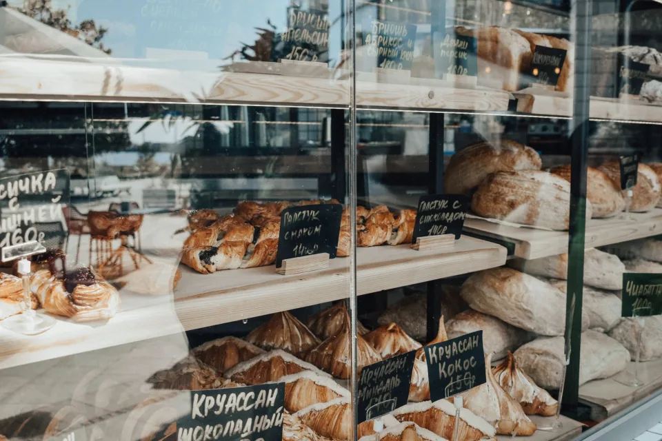 Khay bánh mới ra lò tại Lò Bánh Mì Đức Hiếu 1
